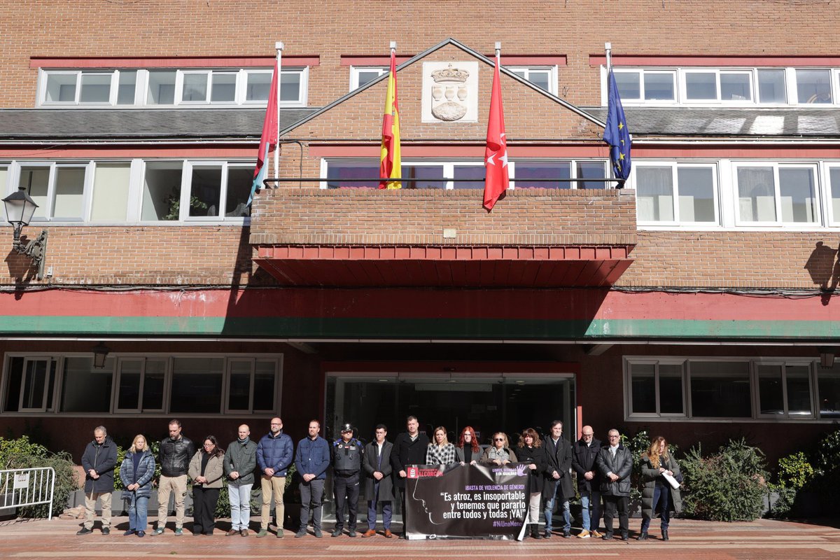 <a href="/drc_alcorcon/">Daniel Rubio Caballero</a> <a href="/gpsAsamblea/">Socialistas Asamblea Madrid</a> <a href="/psoealcorcon/">PSOE Alcorcón ♥️🏳️‍🌈</a> Me parece asqueroso que un diputado de izquierdas borre a una concejala <a href="/RaquelAlcorcon_/">Raquel Rodríguez</a>  de gobierno. Ya somos muchas las que sabemos el acoso que estáis haciendo a más de una. No hay mayor repugnancia que hacer esto en un minuto de silencio por el asesinato de dos mujeres.