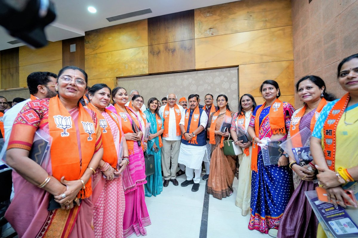 ભારતીય જનતા પાર્ટીના માનનીય રાષ્ટ્રીય અધ્યક્ષ શ્રી નીતિન નવીનજીએ અમદાવાદ ખાતે ગુજરાત ભાજપના સંસદસભ્યો તેમજ ધારાસભ્યોની બેઠકને સંબોધિત કરીને સંગઠાત્મક માર્ગદર્શન આપ્યું હતું. 

માનનીય વડાપ્રધાન શ્રી નરેન્દ્રભાઈ મોદીએ આપેલા વિકસિત ભારતના વિઝનને સાકાર કરવા માટે ભાજપ પરિવાર
