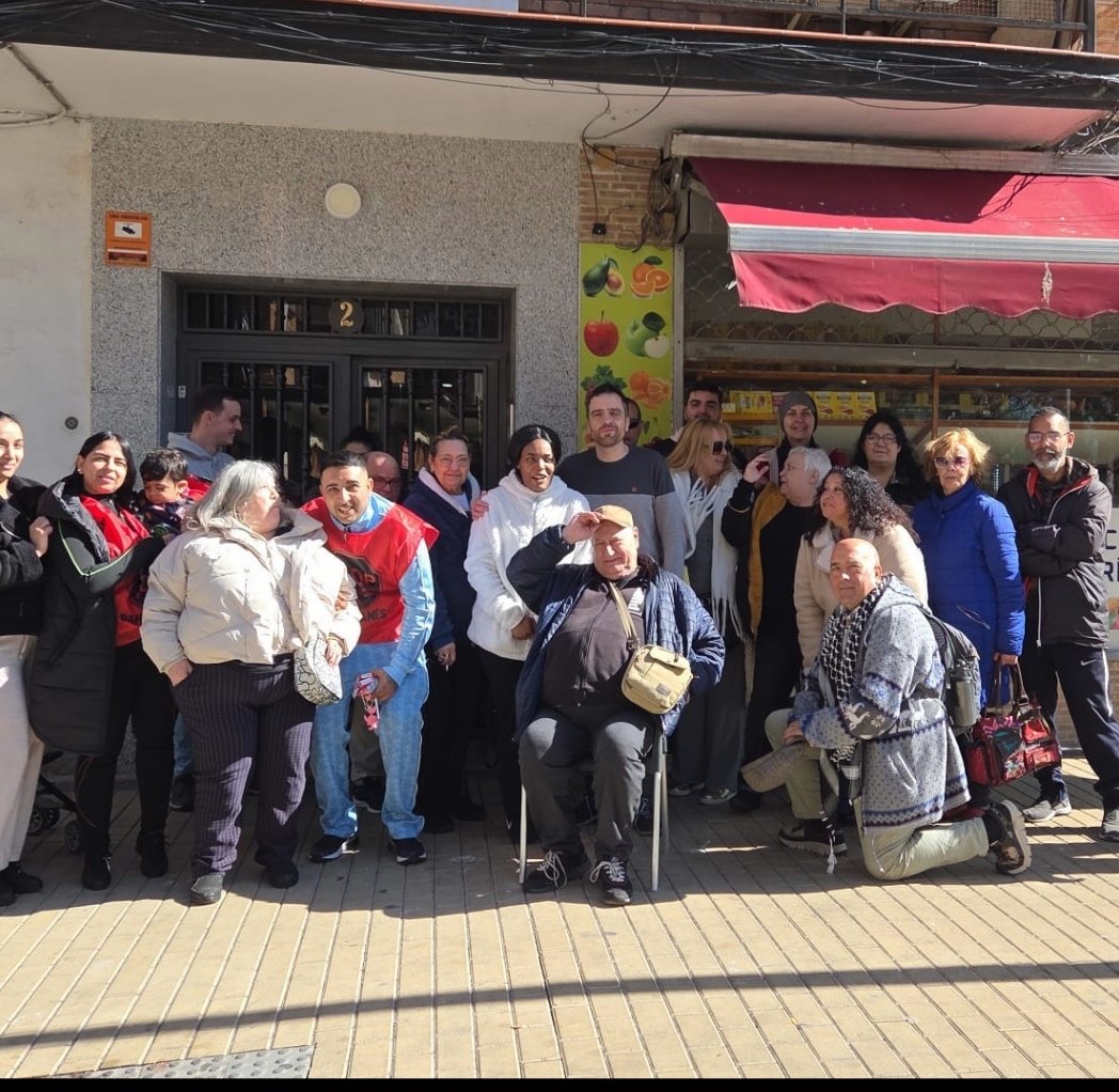 Manuel1147's tweet photo. La alegría de vencer a todo un fondo de inversión y garantizar el techo para tus cuatro hijos pequeños en Villaverde #Madrid 
"Si todos fuéramos capaces de unirnos, qué hermoso y qué cercano sería el futuro" https://t.co/jJttCOLc6w