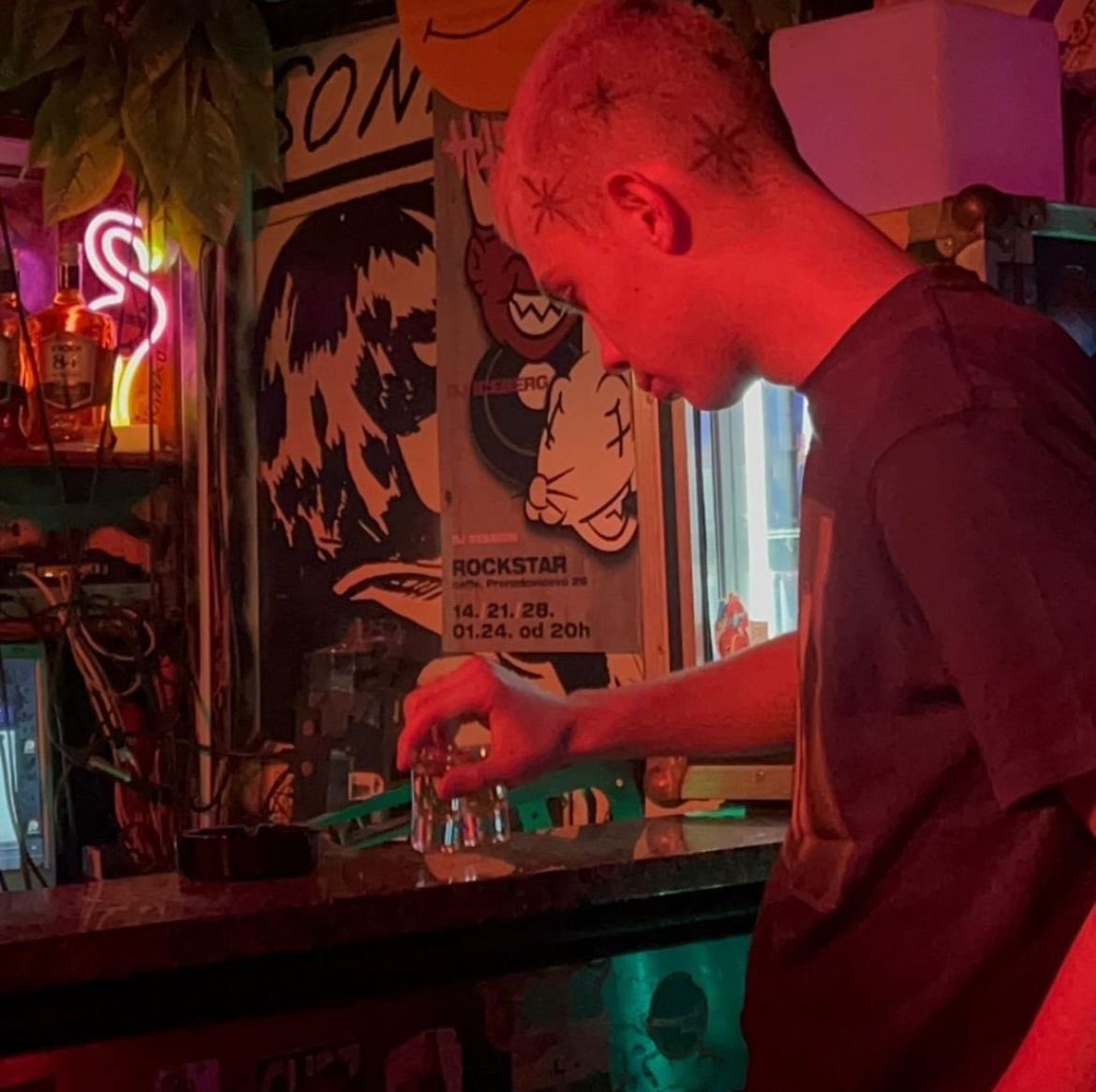 shzimausi's tweet image. did we just forget about that pic or..  he really is the coolest person ever #sramhr