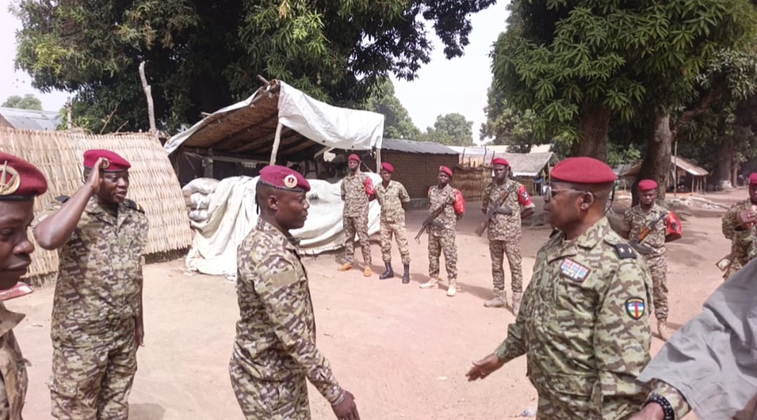 AFRICA24TV's tweet photo. #Afrique, Deux postes de la force mixte 🇹🇩#Tchad–🇨🇫#République_centrafricaine ont été installés à #Sido pour renforcer la sécurité des populations et faciliter la circulation des biens. Le général Moubarak Abakar Nassour a souligné la coordination entre les forces et l’implication des communautés locales, avec Paoulis Charly Samuel à la tête du poste de Kabo.