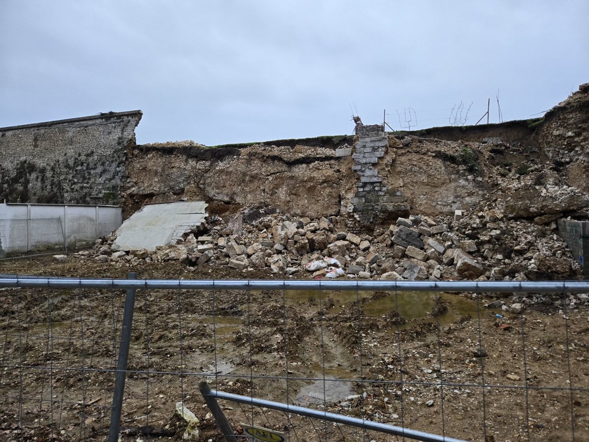 À #Rouen, le mur de l'ancienne muraille qui s'est effondré... 🙆