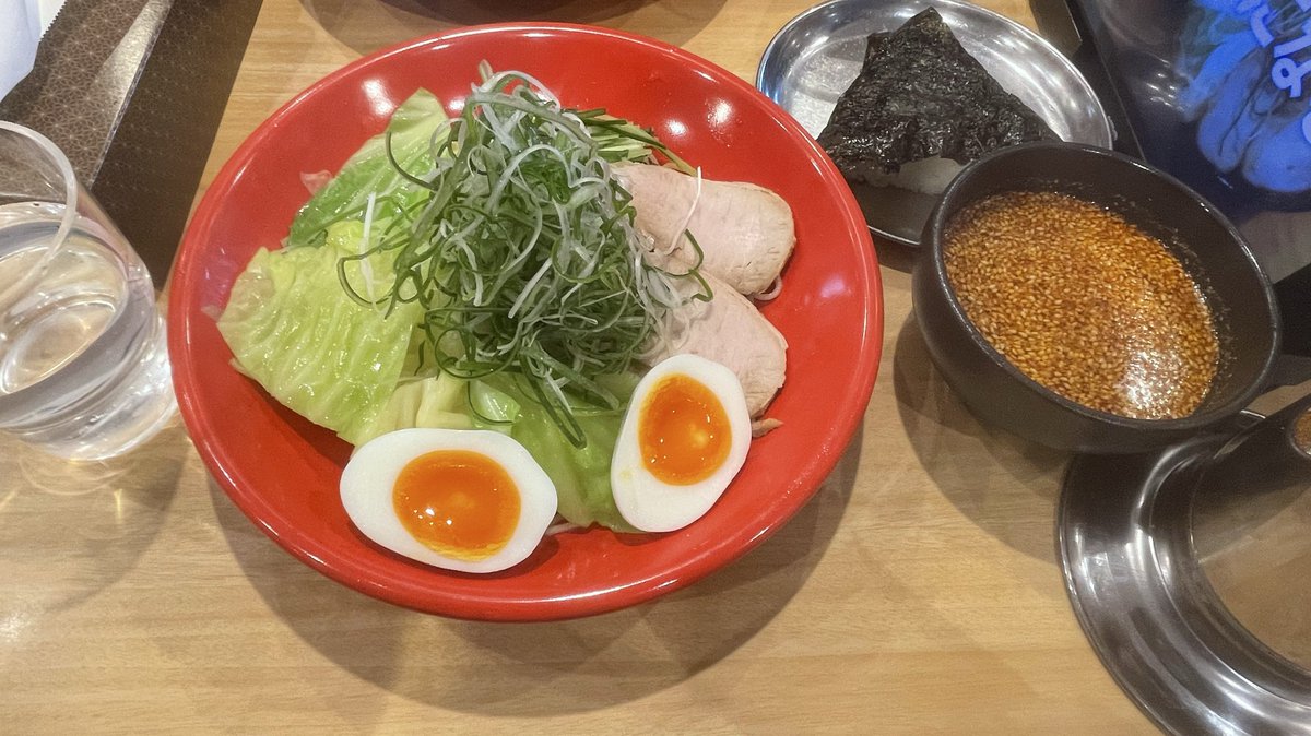 ばくだん屋。お昼はつけ麺屋さん。久しぶりに食べた。福岡大名店で食べてました。広島つけ麺だとは知りませんでした…お土産用の商品も買ったのでこれからは家でたべれる！
#広島