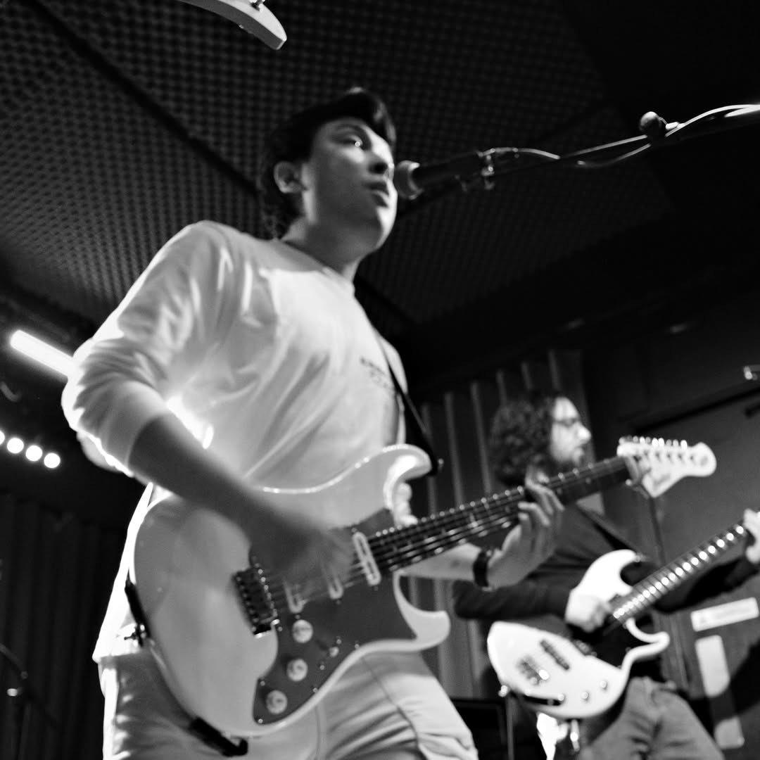 Fresh from his performance at the MyBand  ( instagram.com/myband_thedubl… ) gig last Monday in <a href="/WorkmansDublin/">The Workmans Club</a> Roven Ordiales ( instagram.com/rovenordiales ) will join me live in studio tonight for my Show on <a href="/liffeysoundfm/">Liffey Sound 96.4FM</a> tune in from 7pm for live music and chats 😀🎶🥳🎸😎