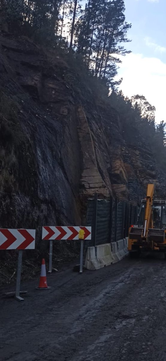 🚦⬆️ Este mediodía ha quedado abierto al tráfico uno de los carriles de la AS-12 a la altura del kilómetro 54,5 tras el desprendimiento registrado en la vía.