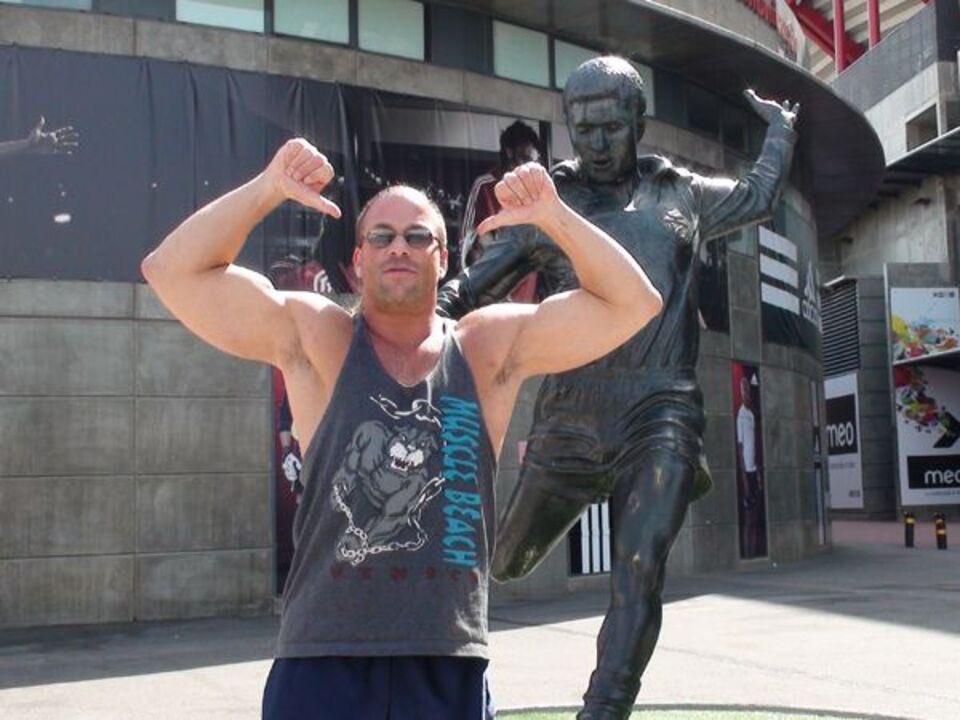 Vini: “Chamou me de Mono”

Prestianni: “Não chamei não”

Mourinho: “o nosso melhor jogador de sempre era preto”

RVD em frente à estátua do Eusébio:
“ROB! VAN! DAM!”
