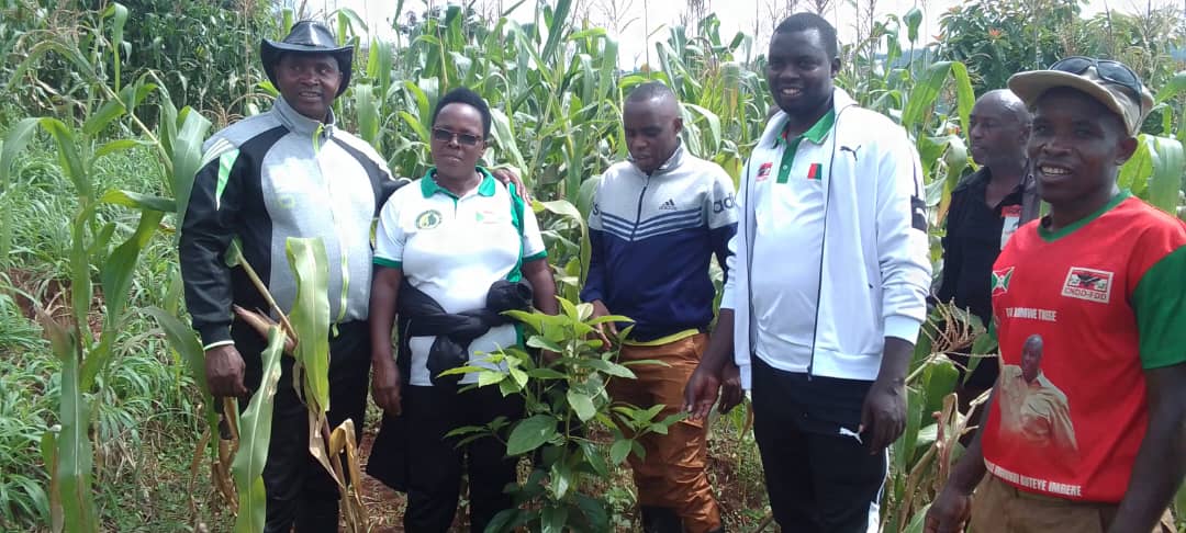 CnddFddButanyer's tweet photo. #CnddFdd_Ngozi,
20/02/2026:Ubuserukizi bw'Umugambwe @CnddFdd muriyo Komine,bugiwe imbere n' umunyamabanga w'umugambwe wa komine #YAKAREMYE,bagendeye ubucimbiri 16 bwa Zone #Rukeco mu ntumbero yo kwirabira ko amabarabara yose ateyeko mavoka kandi zizitiwe kugira bayarinde ivyonyi https://t.co/j43wmcf7V1