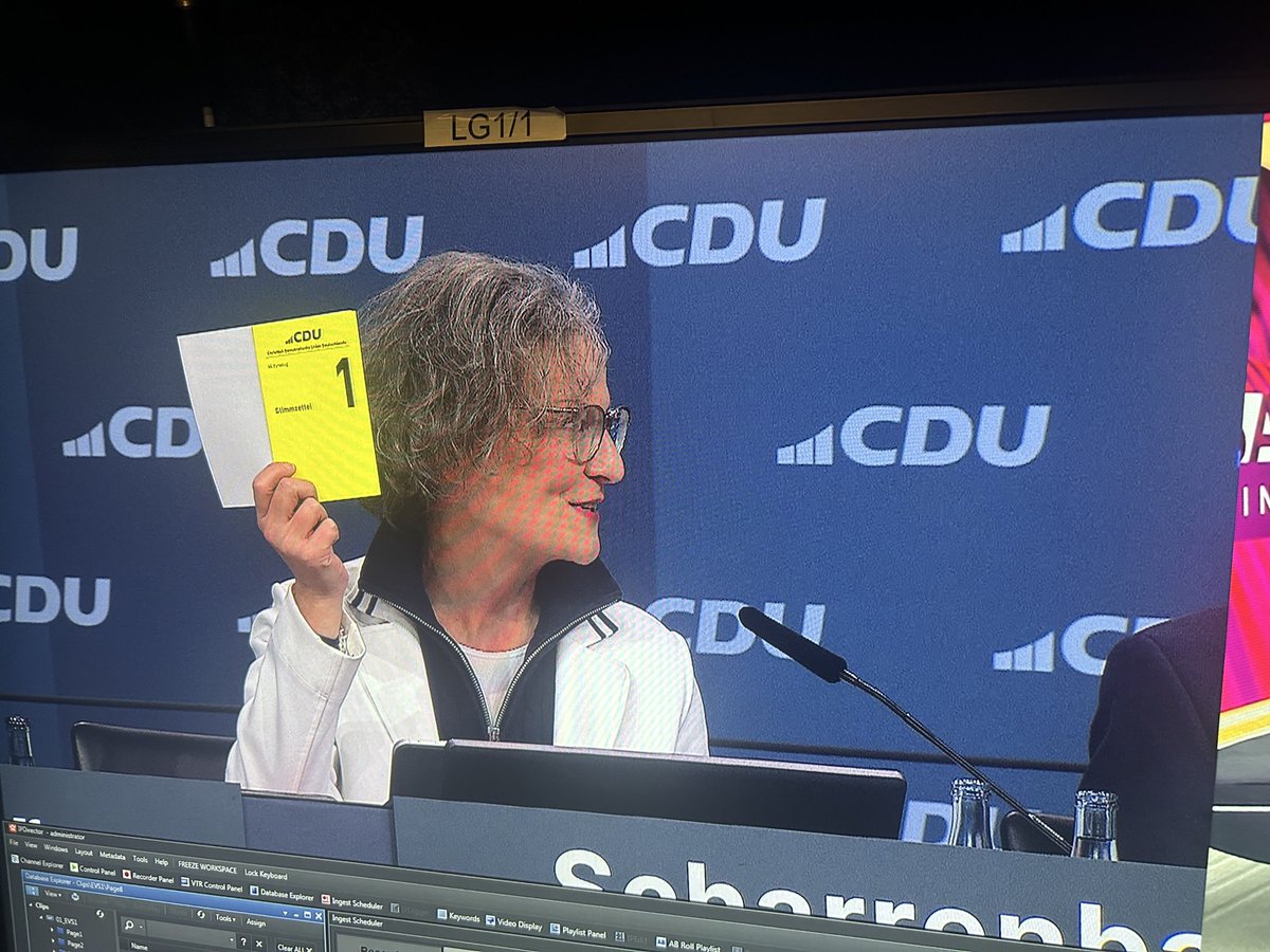 tinaroh's tweet photo. Kein gutes Omen für die selbsternannte Reformpartei: Die Abstimmung per Stimmgerät funktioniert technisch nicht. Also greift man jetzt doch zum guten alten #Stimmzettel für die Wahl des Parteichefs. Kann da der Digitalminister was machen? #cdu #Parteitag #merz https://t.co/bFsdxknnW7