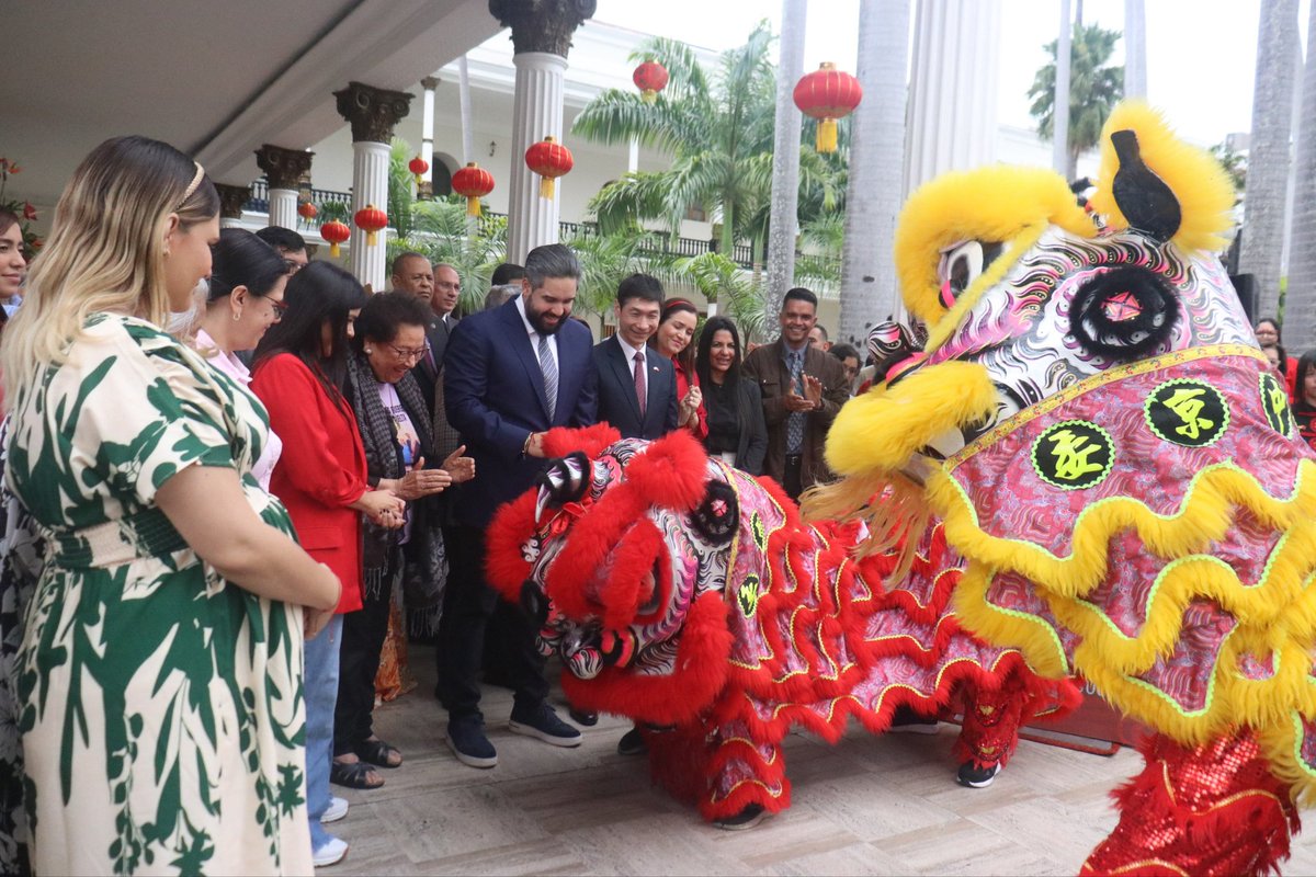 Asamblea_Ven's tweet photo. En la celebración promovida por el Grupo de Amistad Parlamentaria Venezuela-China y la Embajada de la República Popular China, los asistentes pudieron disfrutar del Ritual de la Buena Suerte y del baile del dragón que se desplazó por los jardines del Palacio Federal Legislativo. https://t.co/Dh2sCRQzuD
