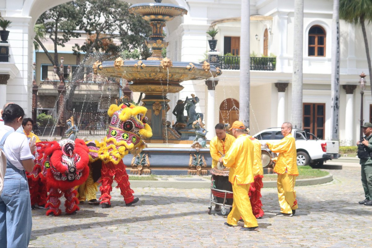 Asamblea_Ven's tweet photo. En la celebración promovida por el Grupo de Amistad Parlamentaria Venezuela-China y la Embajada de la República Popular China, los asistentes pudieron disfrutar del Ritual de la Buena Suerte y del baile del dragón que se desplazó por los jardines del Palacio Federal Legislativo. https://t.co/Dh2sCRQzuD