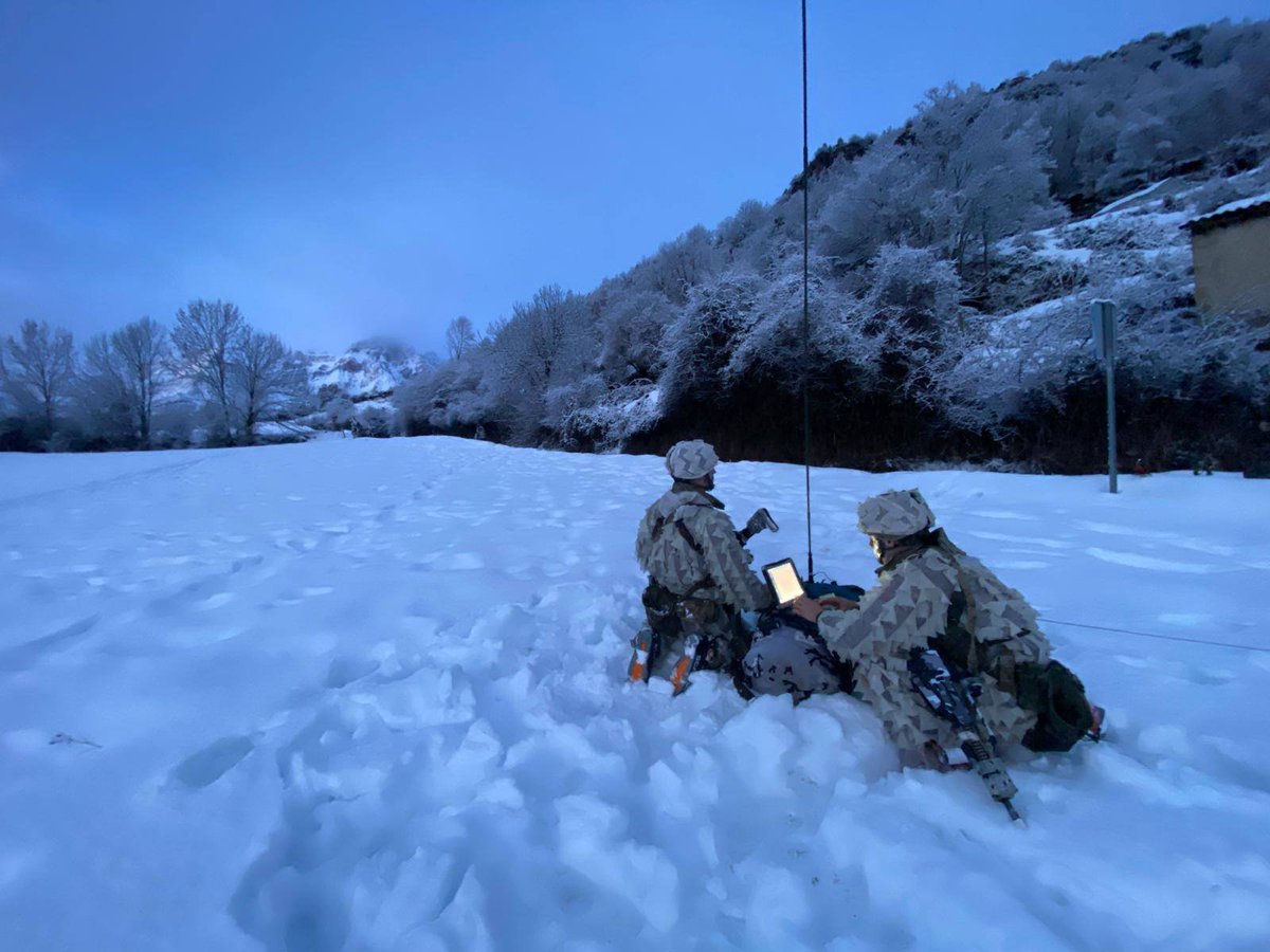 EjercitoTierra's tweet photo. 🌙#Buenasnoches. El LXX Curso de Operaciones Especiales #EMMOE @MADOC_ET  ha finalizado la fase de Vida, Movimiento y Combate Invernal con la consecución del Ex. "ARMIÑO".
🕒 ¡72 horas de intenso adiestramiento, culminado con 24 horas de supervivencia invernal ❄️, donde se integraron y evaluaron las competencias adquiridas utilizando los esquís como medio de progresión!
#SomostuEjército 🇪🇸