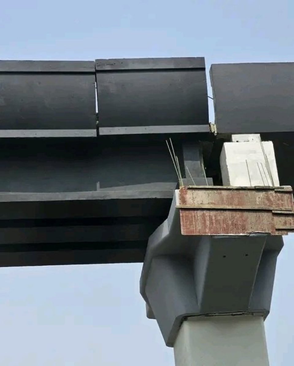 This is the condition of Thane bridge.
Peoples lives don’t matter.
Corruption is everything for BJP.