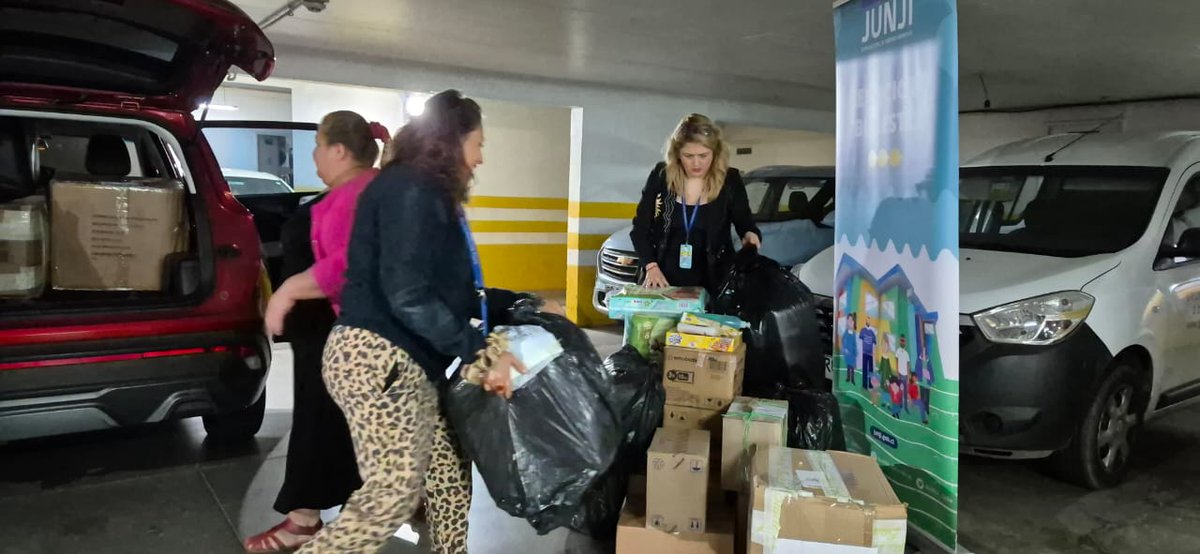 JUNJI_Biobio's tweet photo. 🚨🤝 Desde JUNJI Metropolitana y JUNJI Valparaíso se reunieron donaciones para ir en apoyo de las familias afectadas por los siniestros, reflejando el compromiso, la empatía y el trabajo colaborativo que nos une como institución, acompañándonos en momentos difíciles. https://t.co/b23MZsFmtG