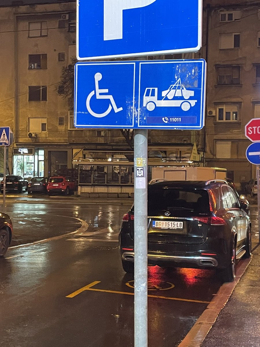 Ugao Vladetine i Cvijićeve, vozilo parkirano na mestu za invalide <a href="/prijavi_problem/">Servisnicentar</a>