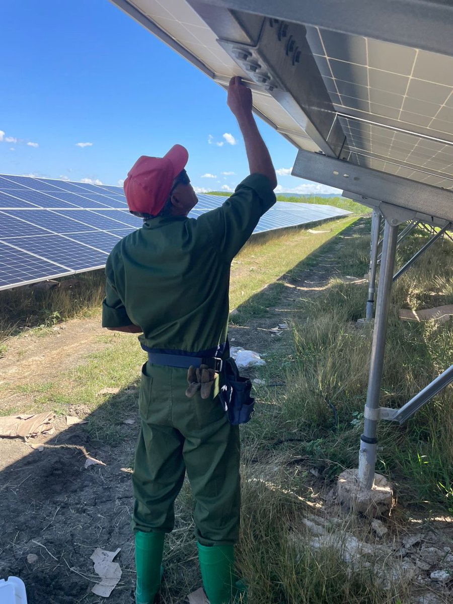 FCopextelGtmo's tweet photo. La Filial Copextel Guantánamo continúa firme en la instalación y montaje del Parque Solar Fotovoltaico El Algarrobo, un proyecto estratégico para la generación de energía renovable en nuestra provincia.
#ConectandoSoluciones https://t.co/Ok3ZuPvpLl