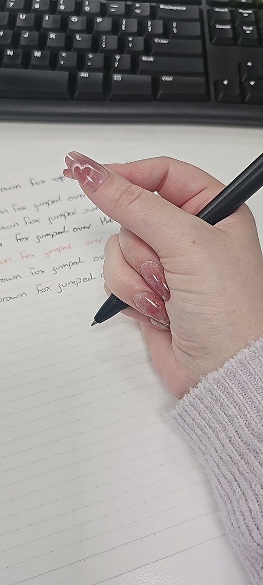 LuvlyKaze's tweet photo. So I've gotten in writing more lately to improve my penmanship, do yall think the way I hold the pen is unhinged or normal?  🤔 

Yes I also draw like this 💀
#handwriting #penmanship #Vtubers #art https://t.co/ZIxTjMo9MC