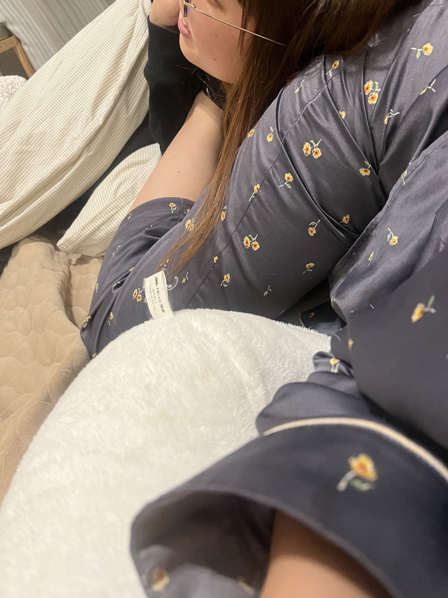 私の貧乏ゆすりをカラダ全体で止めてくれる妹。可愛い。