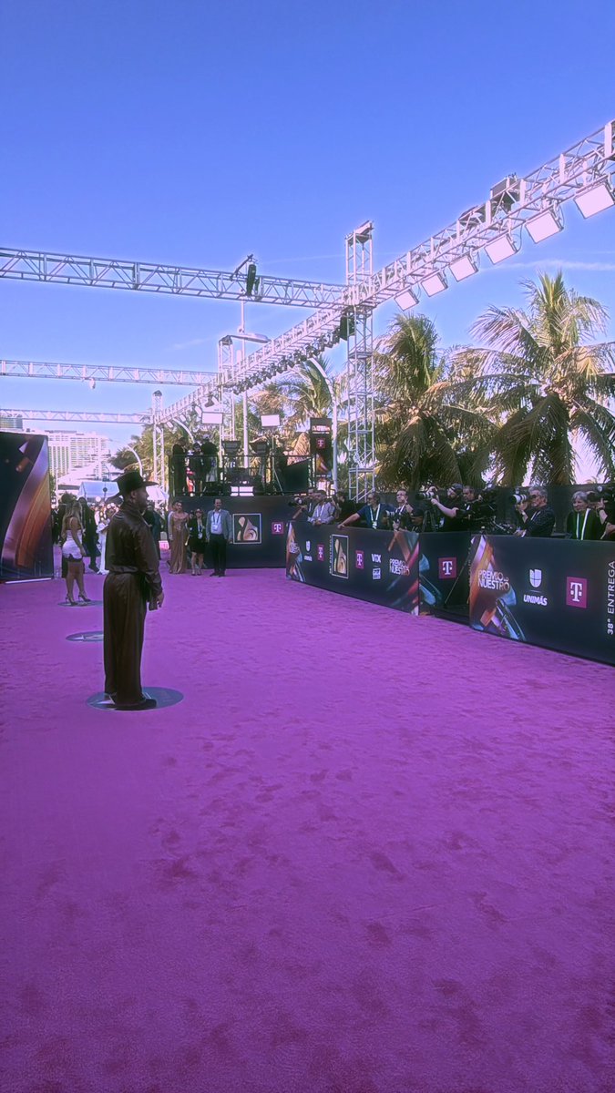 heidergonzalez's tweet photo. El flow PARRANDERO estuvo presente en la alfombra de @premiolonuestro 🇨🇴💫 Gracias a toda la gallada por su amor y energía, a Dios por estos regalos y un equipo soñador que me acompaña en este paseo de hacer bailar al mundo 🌎 Seguimos con toda pues 😍❤️‍🔥 #premiolonuestro https://t.co/wTzAF8p39o