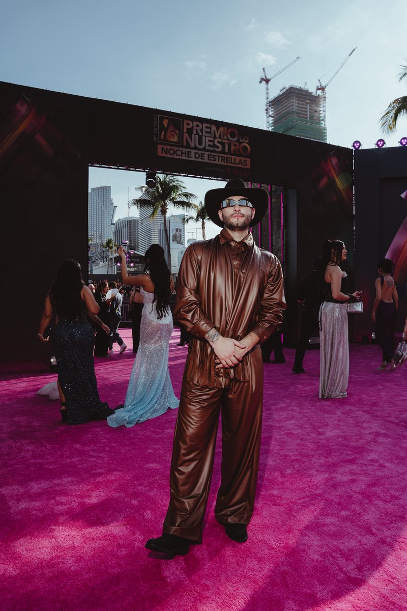 heidergonzalez's tweet photo. El flow PARRANDERO estuvo presente en la alfombra de @premiolonuestro 🇨🇴💫 Gracias a toda la gallada por su amor y energía, a Dios por estos regalos y un equipo soñador que me acompaña en este paseo de hacer bailar al mundo 🌎 Seguimos con toda pues 😍❤️‍🔥 #premiolonuestro https://t.co/wTzAF8p39o