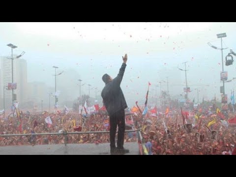 Todo lo que este hombre minado por el cáncer intentaba sostener en esa campaña, terminó exactamente donde juró que nunca mas volveríamos: el petróleo en manos ajenas. El gobierno en manos de USA. La soberanía que era el centro de todo, perdida.

Este el fantasma que acosa a