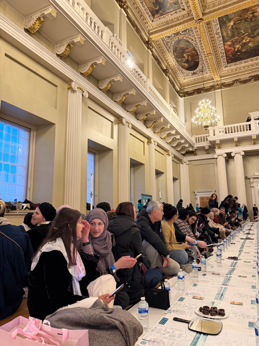 RamadanTent's tweet photo. Guests taking their places at Banqueting House 🌙
Rows forming, salaams flowing, dates within reach. Shoulder to shoulder beneath historic ceilings, ready for the adhan.
#OpenIftar #RamadanInLondon @HRP_palaces 🤍 @IslamicReliefUK https://t.co/OXxgzajJn6