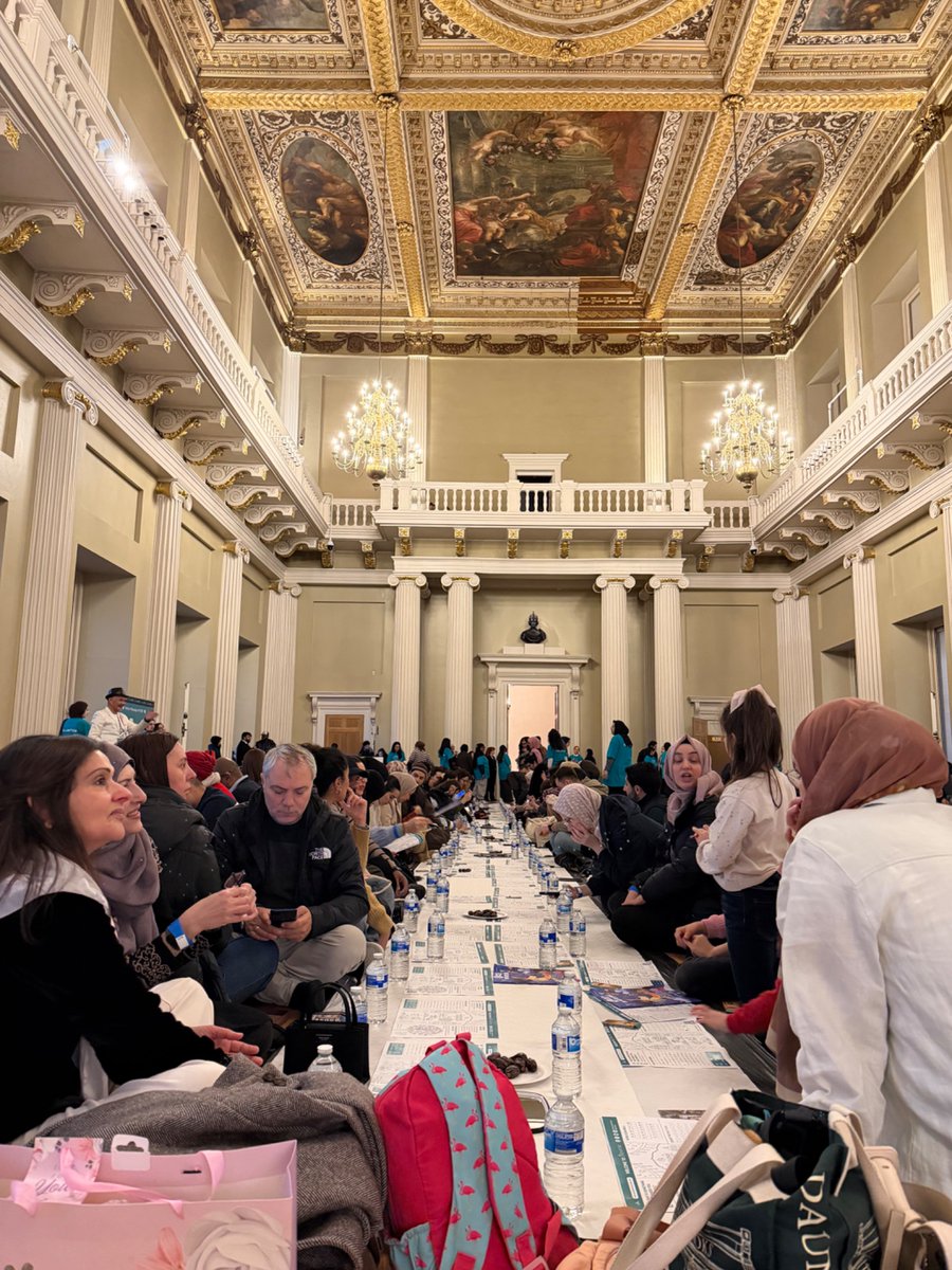 RamadanTent's tweet photo. Guests taking their places at Banqueting House 🌙
Rows forming, salaams flowing, dates within reach. Shoulder to shoulder beneath historic ceilings, ready for the adhan.
#OpenIftar #RamadanInLondon @HRP_palaces 🤍 @IslamicReliefUK https://t.co/OXxgzajJn6