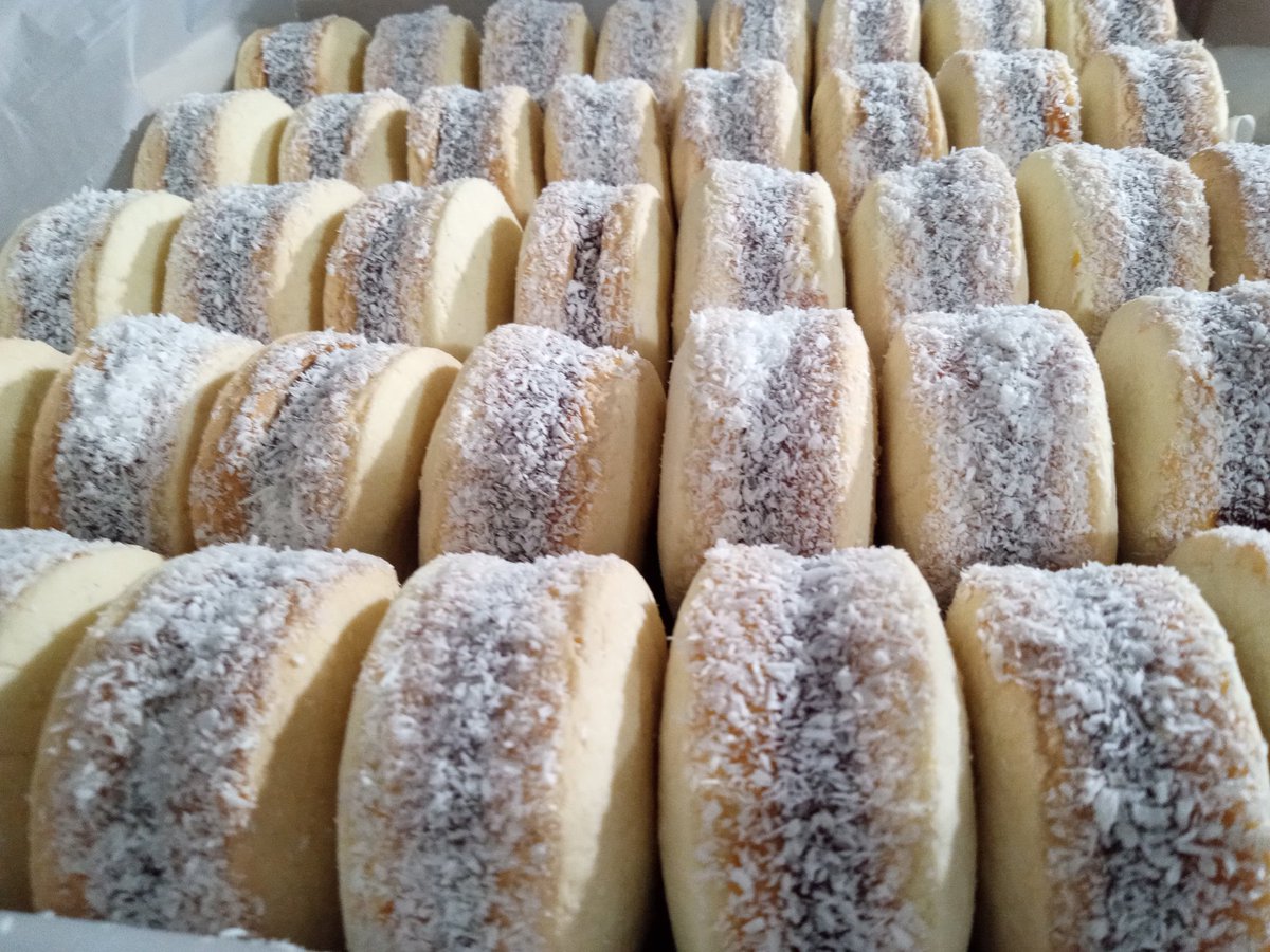 Hola Buen viernes para todos. Las ventas por el suelo .Vamos con un Empujón de la rifa del 6 de marzo . 24 alfajores de maizena.o 12 de chocolate o una tarta a elección..valor del número $1000 .Si ya tenés tu número un RT ayuda y mucho.Alias Banco Ciudad 👉👉atomo.chile.atado👈