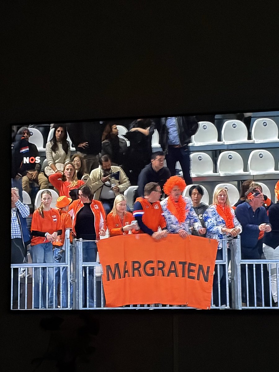 Staan hier nou Nederlandse fans met een spandoek waarop staat “migranten”?

#Olympics2026 #dejong #schaatsen #rijpmadejong #1500m #vrouwen