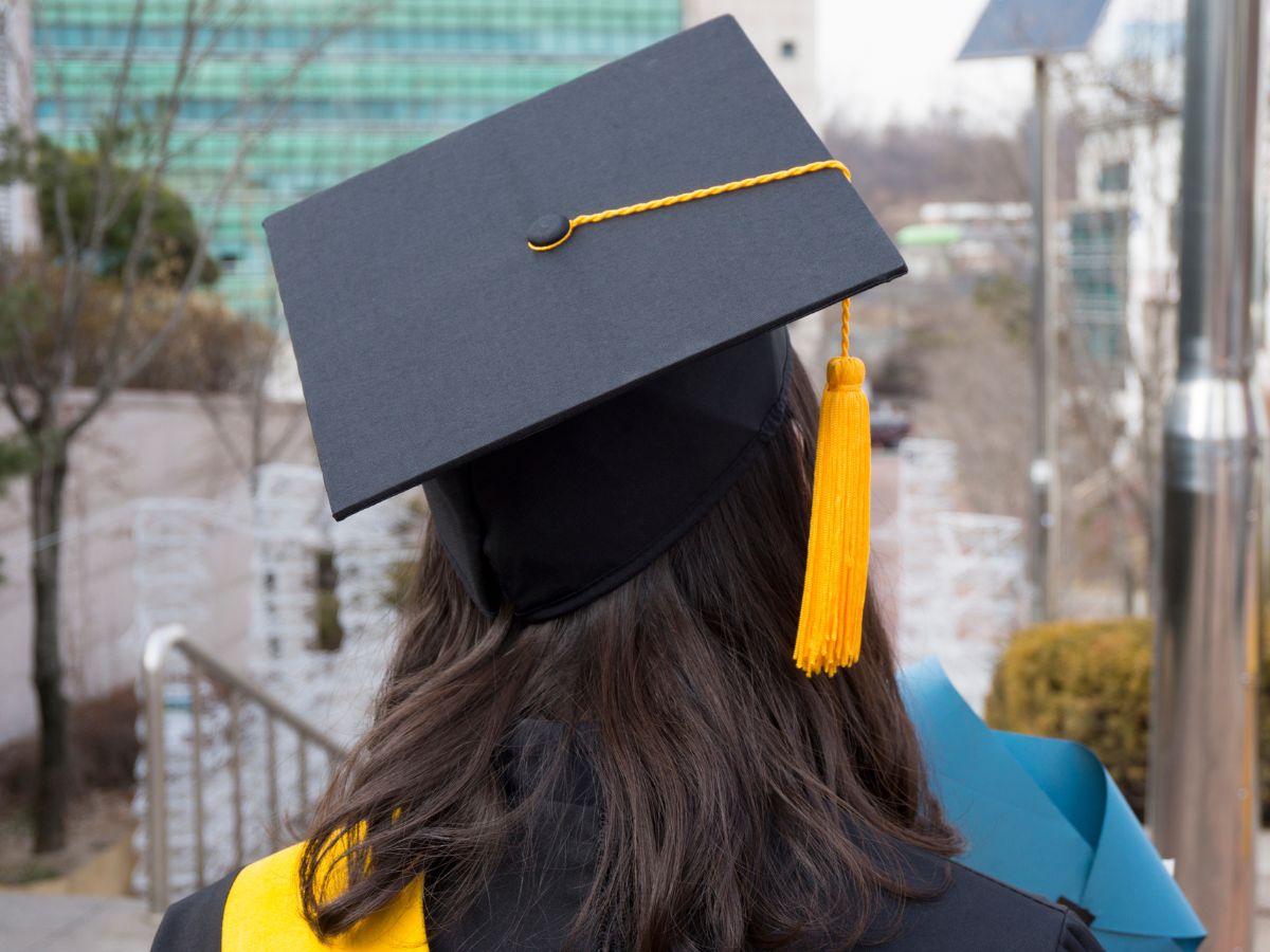 #intled - Twenty educational institutions (including 16 unis) in the Republic of Korea have been prohibited from enrolling international students for one year due to failing standards for overstays, poor quality Korean tutors, and other issues. buff.ly/ucOsIYe