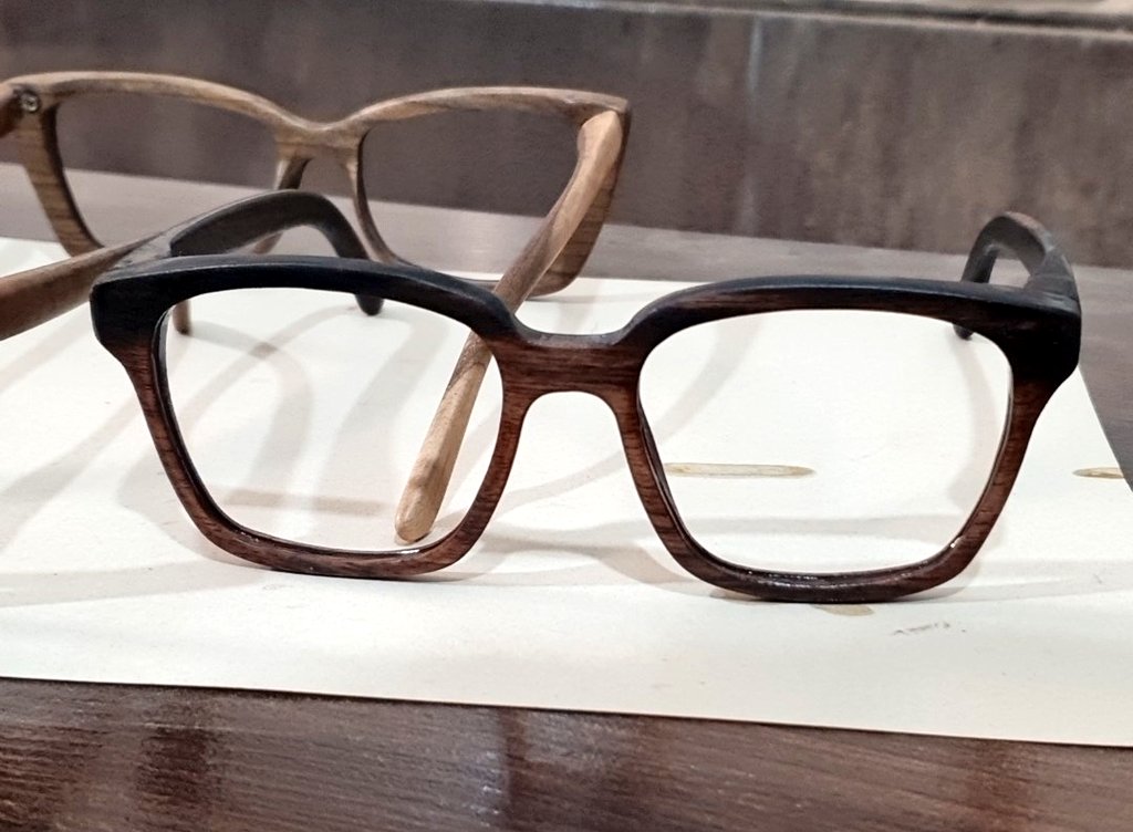 عینک چوبی دست ساز با چوب آبنوس که تحویل مشترس شد😍
جز خاص ترین چوب و اصلا رنگ نشده
اگه عینک خواستین ممنون میشم سفارش بدید
با قیمت مناسب میدم که بتونم بدهی و پول پیش و جور کنم