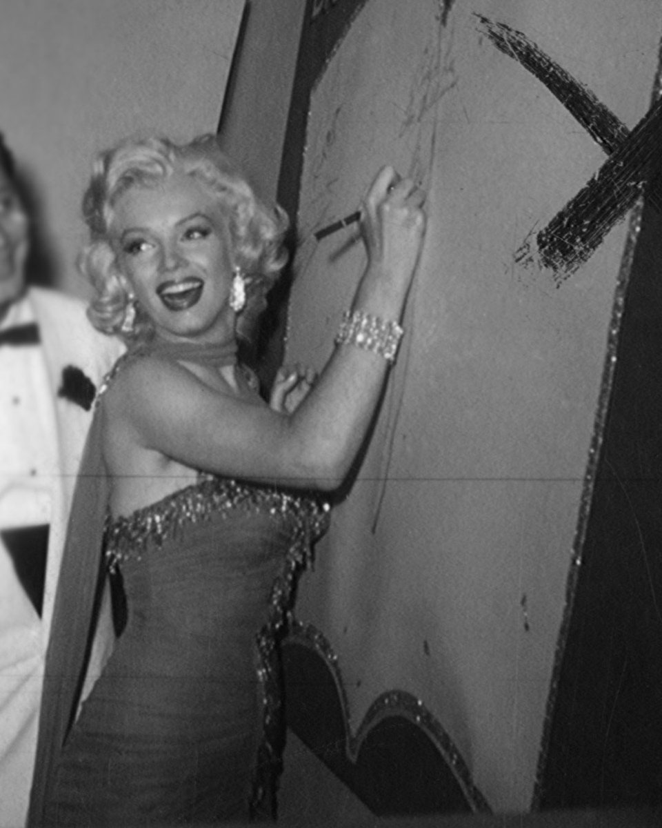 “And I want to say to the people, if I am a star, the people made me a star. No studio, no person, but the people did.”

📸: #BernardOfHollywood

#MarilynMonroe #Icon #Star #Photography #Quote