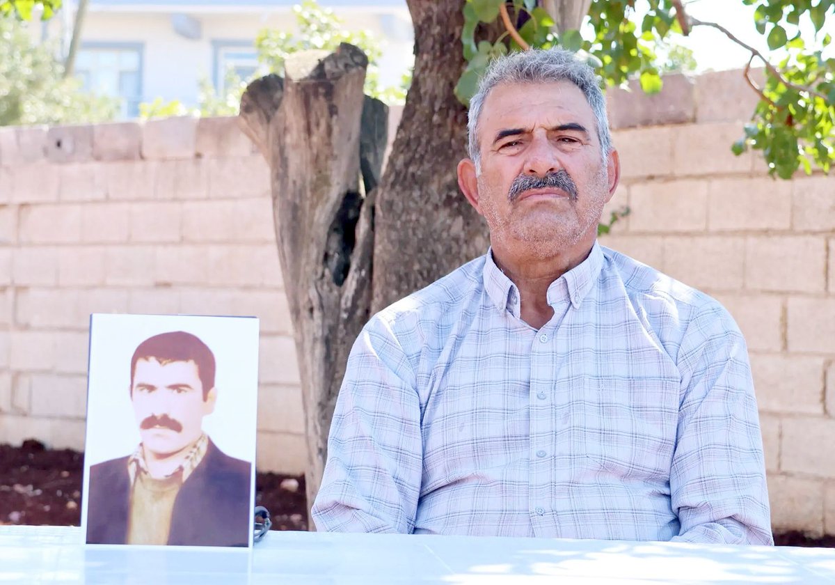 y_ozgurpolitika's tweet photo. 📌Rêber Apo: Kürtçe yaşayın

◾️Mehmet Öcalan, Rêber Apo'nun tüm çalışmaların Kürtçe yapılması gerektiğini söylediğini aktardı. "Bu, Başkan'ın talimatıdır" diyerek, Rêber Apo'nun şu sözlerini paylaştı: "Hayatın her alanında Kürtçe yaşamalısınız."

https://t.co/JPwZcrzeEJ https://t.co/jjzhOcen7J