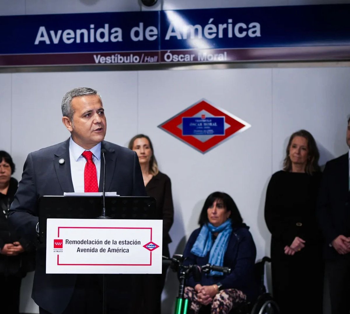 Hemos recibido al consejero <a href="/jorgerodrigodo/">Jorge Rodrigo Dominguez</a> y al consejero delegado de <a href="/metro_madrid/">Metro de Madrid</a> , <a href="/ivazquez06/">Ignacio Vázquez Casavilla</a> , en el intercambiador de Avenida de América , <a href="/Cayehdelariva/">Cayetana Hernandez de la Riva</a> y yo representando a los distritos de #Chamartín y Salamanca , #Madrid .

Después de finalizar las obras de