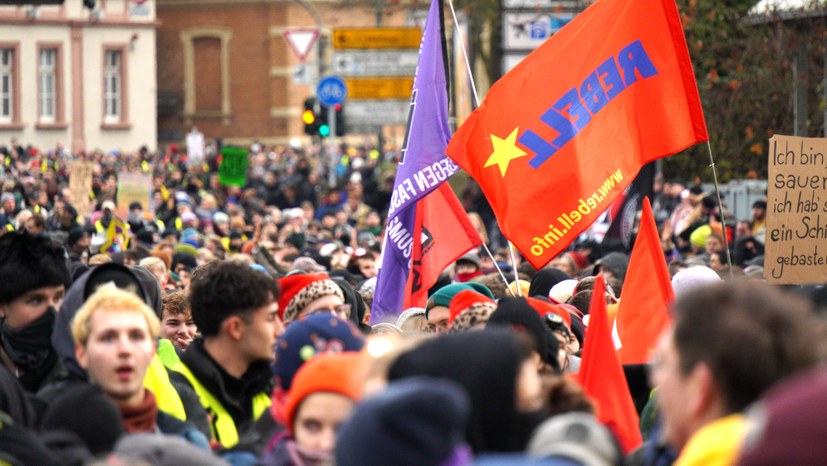 rotefahnenews's tweet photo. Millionen formieren sich weltweit gegen Faschismus und Krieg

Das Zentralkomitee der MLPD erklärt angesichts der millionenfachen weltweiten Proteste gegen Faschismus und Krieg:

https://t.co/gQyL5zEp6r https://t.co/1ki9d2BW8l