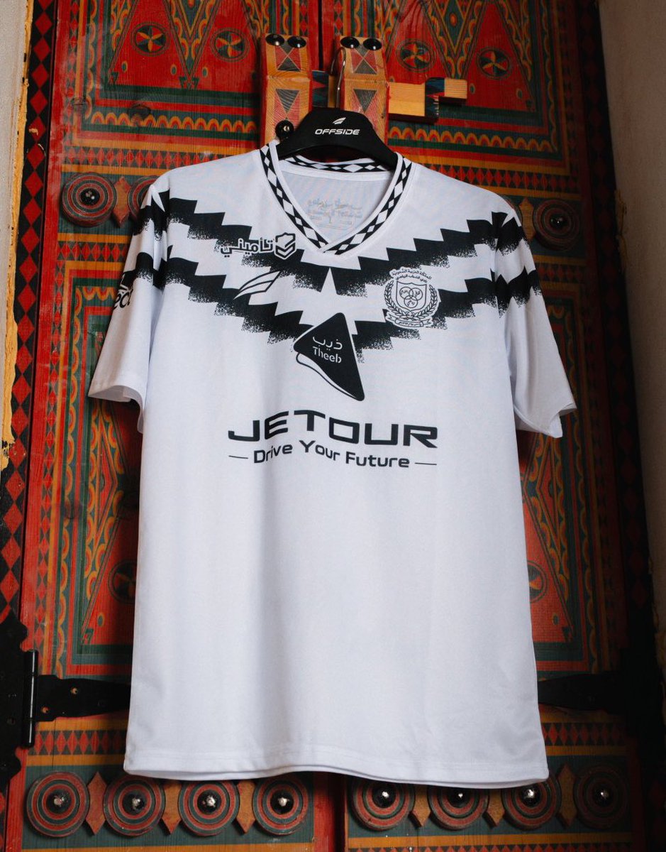 الأطقم القديمة ليست مجرد تصاميم…
هي ذاكرة جيل وبصمة بطولات ارتبطت بلحظات لا تُنسى.

عندما أعلن نادي الشباب عن طقمه المستوحى من الماضي، لم يكن مجرد قميص جديد… بل استدعاء للتاريخ.
والنتيجة؟ تفاعل واسع وتداول كبير وحنين واضح.

الريترو لا يُباع لأنه جميل فقط…
بل لأنه يحمل قصة.