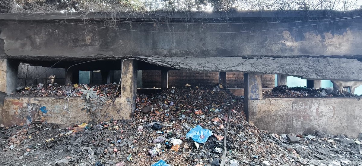 कूड़ों से भरा जर्जर यात्री शेड प्रगतिशील पाकुड़ पर एक धब्बा.... <a href="/dcpakur/">DC PAKUR</a> <a href="/IprdPakur/">IPRD PAKUR</a>