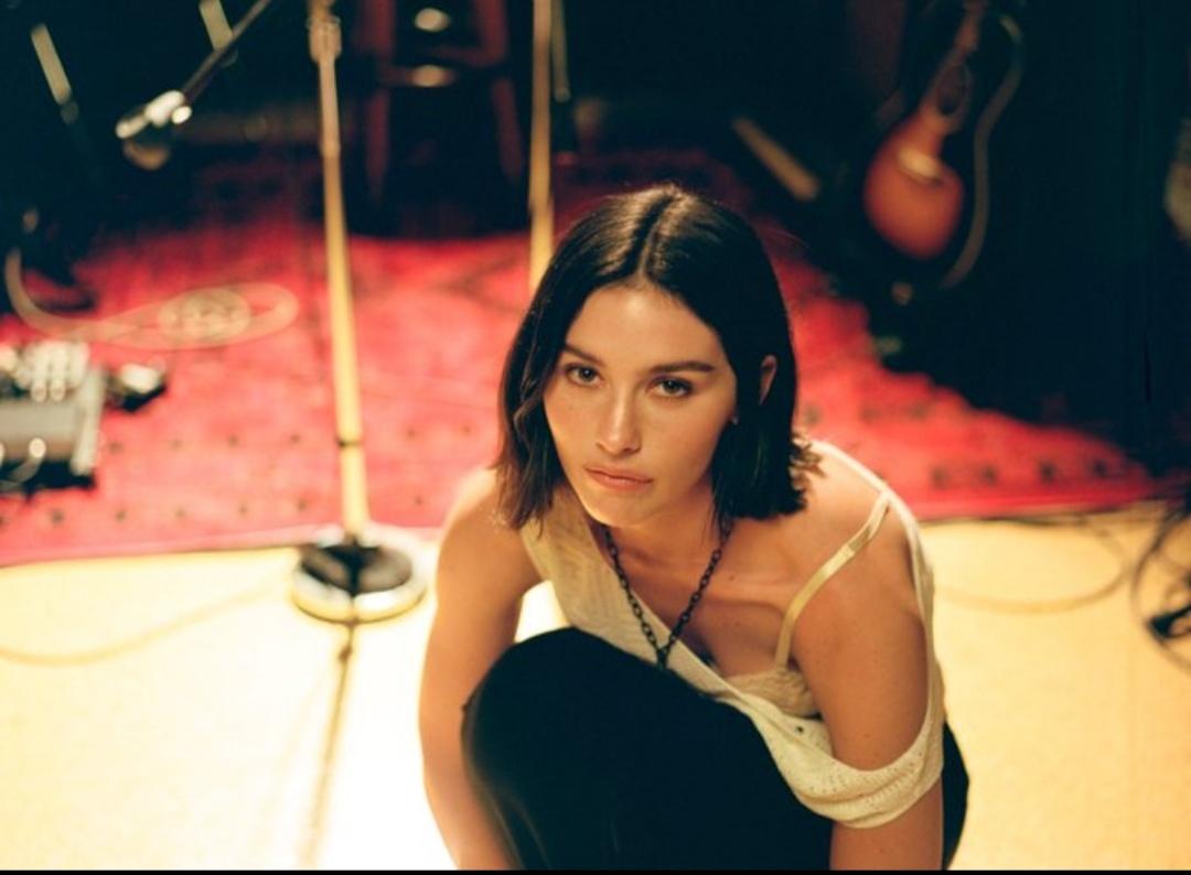 Mumford &amp; Sons releases new album
Prizefighter featuring the Gracie Abrams
collaboration Badlands.
Stream: open.spotify.com/album/
4jnBkfhe..