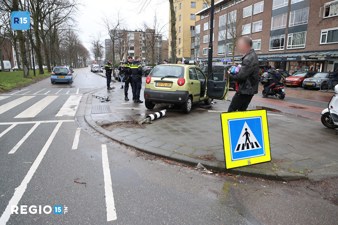 Auto tegen paal na aanrijding in Rijswijk