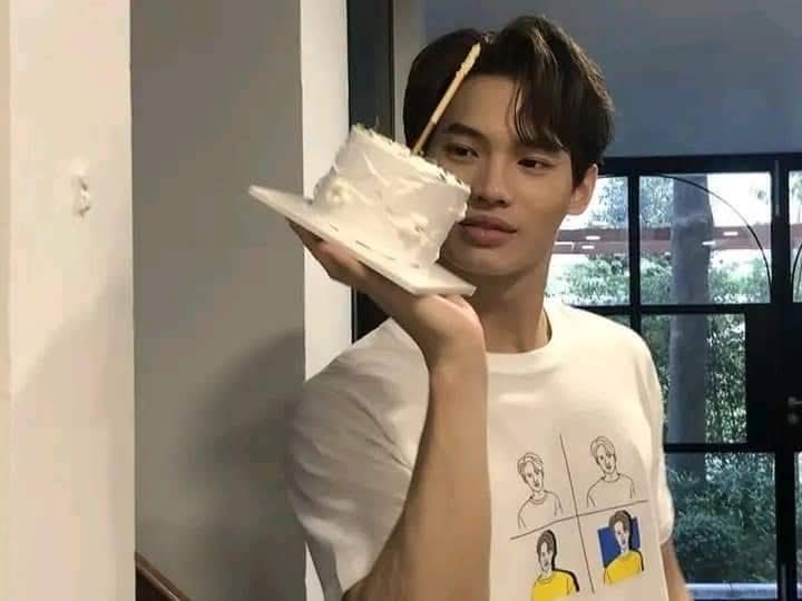 Waiotfxvx's tweet photo. Happy Birthday ,WinMetawin >>>>🎂
my teerak {21/02}

WISHING WIN A GREAT BDAY

#Win27LevelUp 
#winmetawin️️ https://t.co/twhXJC11cK