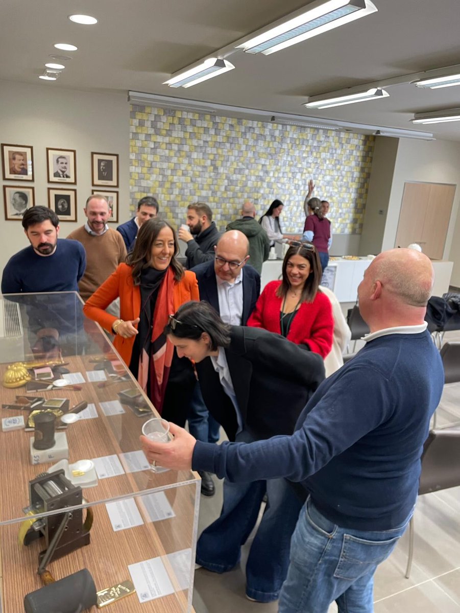 karlitos_x's tweet photo. A Firenze, con la sindaca #Funaro ed il presidente #Giani, abbiamo visitato due aziende che da centinaia di anni fanno impresa, innovazione e creano lavoro. La Giusto Manetti da molte generazioni è leader nel settore della produzione di oro e argento in fogli. 1/3 #Schlein https://t.co/ot1rgF6pBa