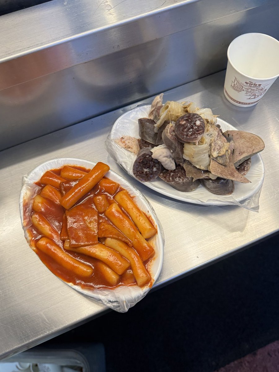 엄마랑 데이트하면서 먹엇던 포장마차 떡볶이가 자꾸 생각나 .......