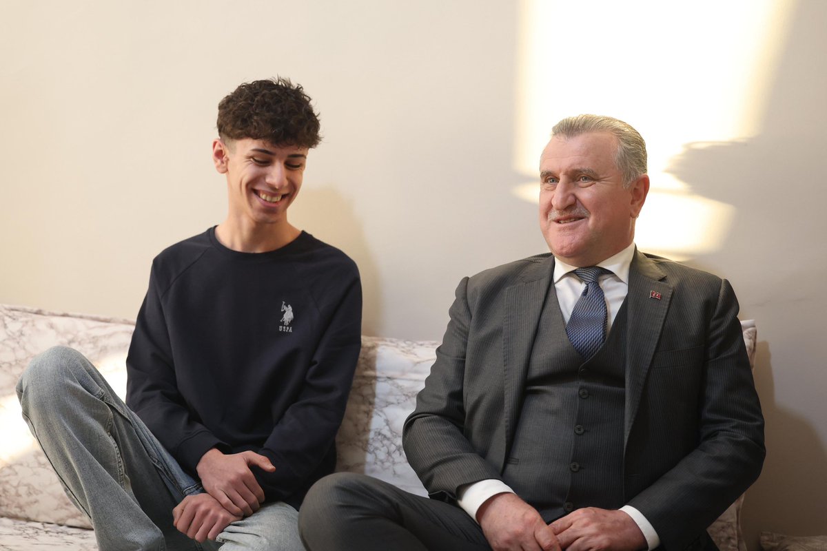 Sizleri Ahmet’le tanıştırayım.

Ahmet, 6 Şubat depreminden sonra ailesinin sorumluluğunu aslan gibi üstlenen bir genç. “Aslan gibi” derken sadece mecaz değil; kendisi aynı zamanda koyu bir Galatasaraylı.

Hatta en kısa zamanda birlikte bir Galatasaray maçına gitmeyi planlıyoruz.