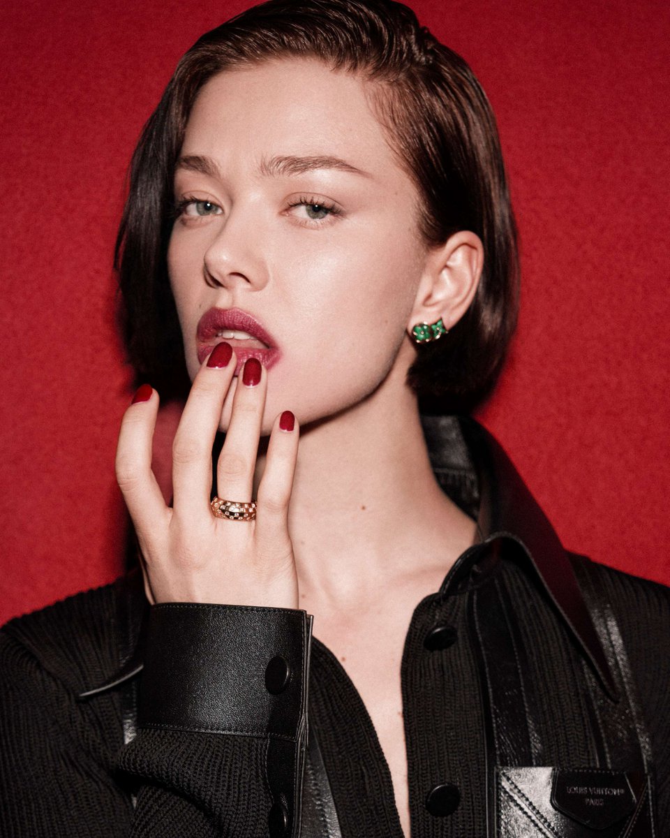 wonderlandmag's tweet photo. For the past five years, the 26-year-old has been balancing two lives: Jess Alexander, rising actress, and Jess, a west end girl. Covering our Spring 26 issue, she discusses finding confidence in the acting world whilst juggling side hustles.

Link in bio to pre-order. https://t.co/HlCoyI0SOL