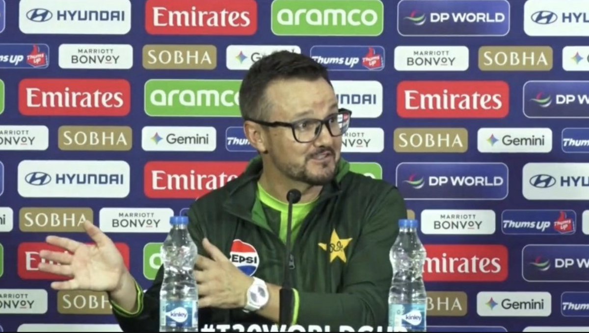 0241dksl's tweet photo. Mike Hesson on not sending Babar vs Namibia:

“Babar saw the left-arm spinner was turning it sharply. Sending a right-hander then wasn’t smart. We waited for his spell to end, then Nafay came in to attack  exactly what the situation needed.” https://t.co/VFTOh7pYtp