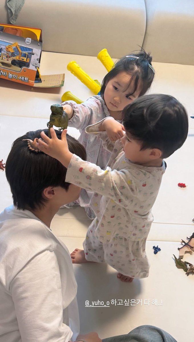Inhyuk uploaded Instagram stories with the caption, "Thank you for inviting me. 🥰"

He was playing with Yuho and his sister, they put toys on his head, and he captioned it, "Do whatever you want!" They really feel like family. I hope they always stay in touch. 🥹❤️

#OurUniverse