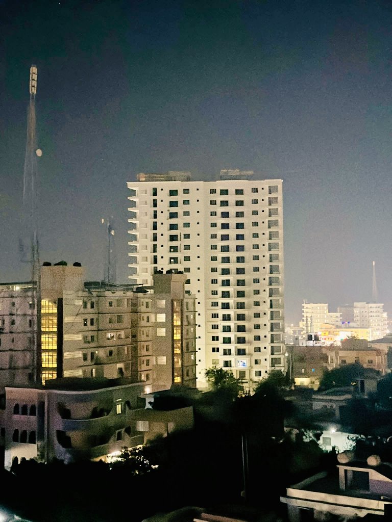 BashirHashiysf's tweet photo. Mogadishu tonight, peace and beautiful  #Somalia 🇸🇴❤️ https://t.co/pfoxEerDZx