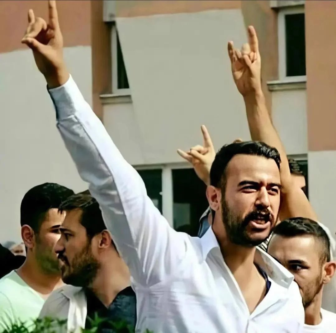 sameterkam's tweet photo. "kurdumun, kudretini gözlerime kazıdığı şanlı hâkimiyetim 
boynu vurulmaktan son anda kurtulmuş kuzuya teslim edildi "

#FıratYılmazÇakıroğlu https://t.co/G5hDK6hXwZ
