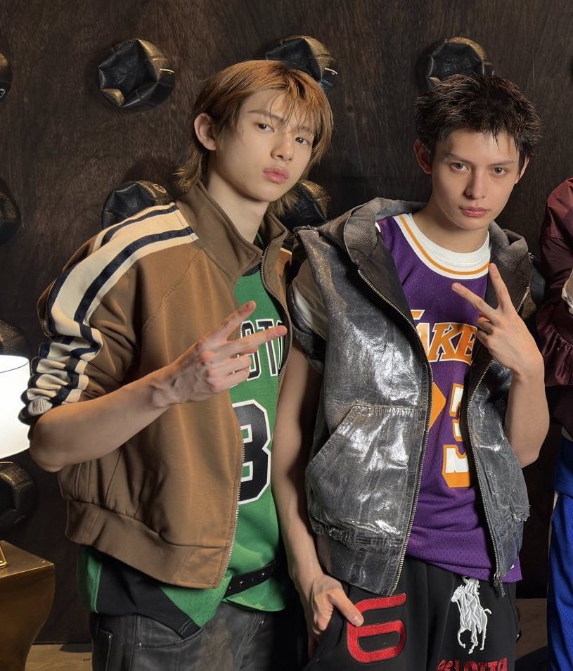 gnarlyabai's tweet image. 원래 남자손에 핏줄이 돋든 말든인데 이건 욕나옴

생김새만 보면 축구장 트와일라잇으로 이름날렷던 이목구비 또렷하고 볼륨감 잇는 제임스형이 손등 우락부락일것같은데 ㅈㄴ 매끈매끈하고
배고픔이 느껴지는 팔뚝(형피셜)의 소유자 두부도 못된 콩처럼 생긴 희멀건 김주훈 손이 핏줄부락리
시벌