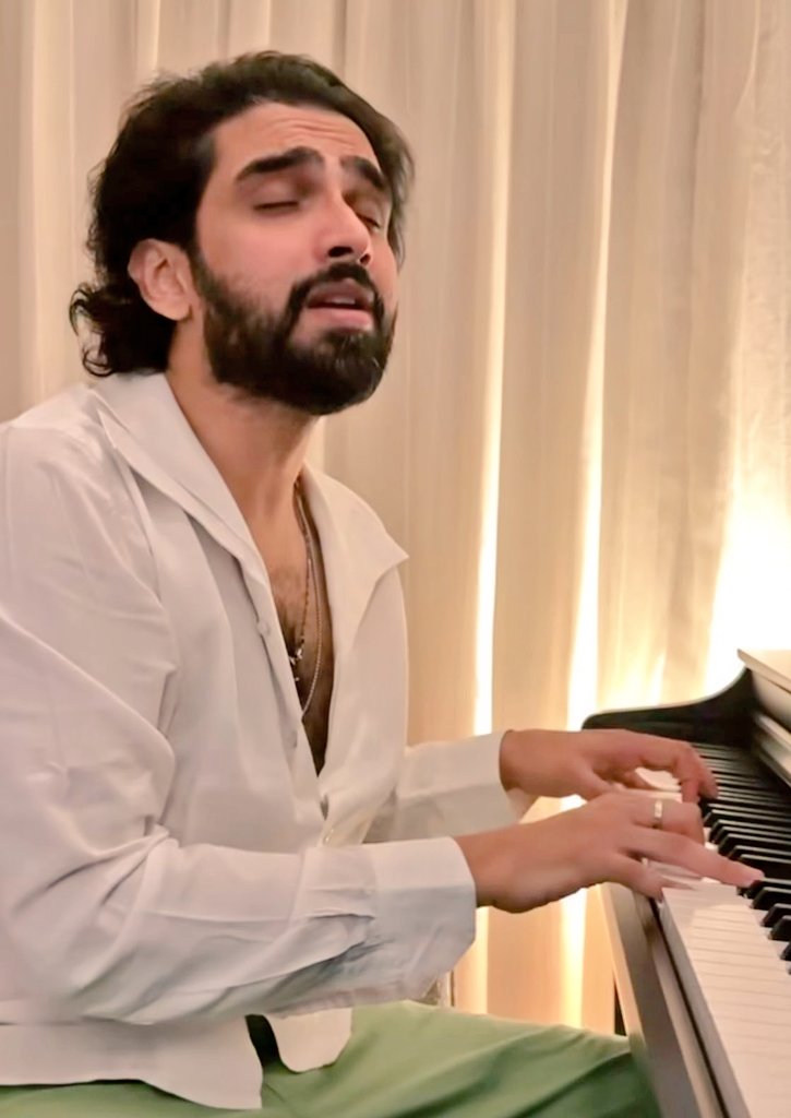 Him and his piano ♥️🎹

#YahinGuzaarDoon 🎶

instagram.com/reel/DU_HGpiDR…

<a href="/AmaalMallik/">Amaal Mallik</a> #AmaalMallik