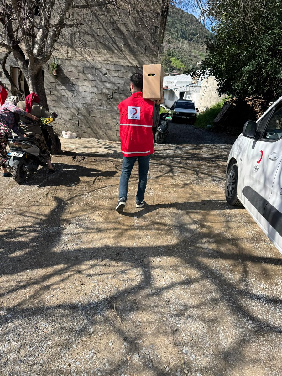 Alanyakizilay's tweet photo. Türk Kızılay Alanya Şubesi olarak Ramazan ayının bereketini ve paylaşma ruhunu yaşatmak amacıyla Kocaoğlanlı Mahallesi’nde ihtiyaç sahibi ailelerimize gıda kolisi dağıtımı gerçekleştirildi. https://t.co/lA74oyqCzs